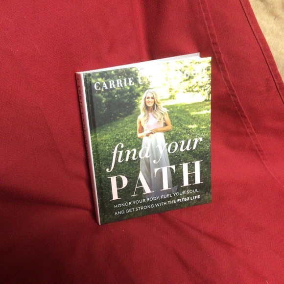 CARRIE UNDERWOOD book - Picture 1 of 2